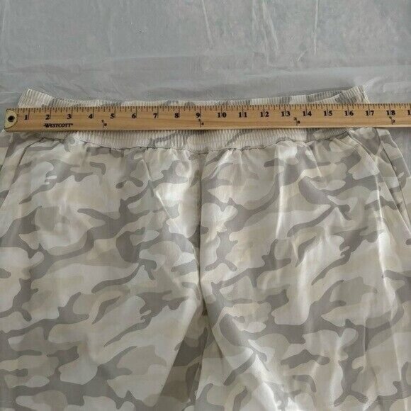 NWT‎ Vineyard Vines Pull On Everyday Shorts Camo Pina Colada size Large - Picture 2 of 5